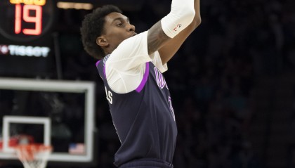 今天相当准！麦克丹尼尔斯半场6中6得17分 三分4中4&amp;上演空接暴扣